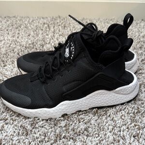 Nike women’s Black and White Huaraches